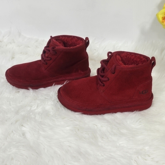 UGG Neumel Suede Lace Up Chukka Boots in Samba Red Size 2 Toddler - Picture 4 of 11